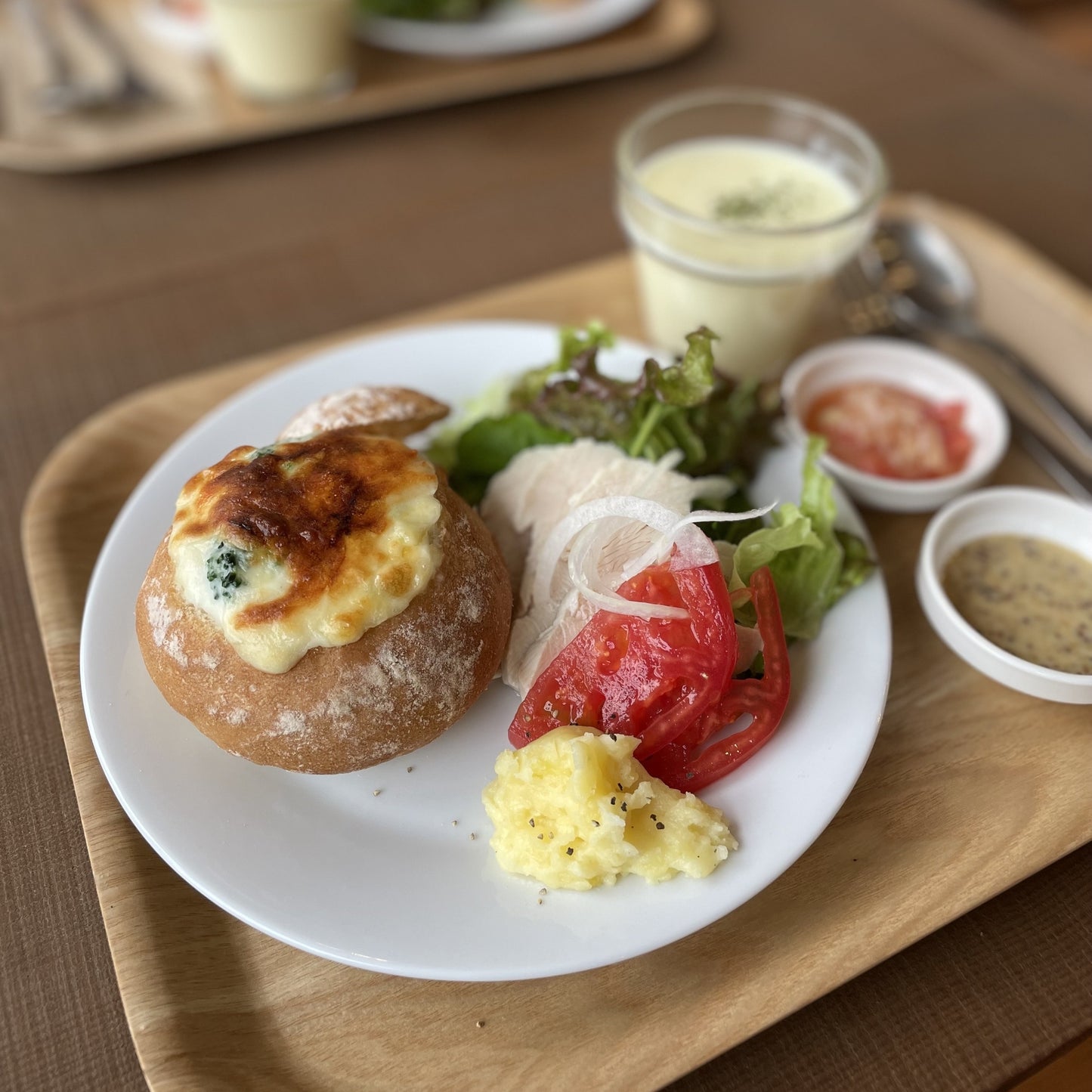 鶏ハムサラダとパングラタンのランチ（ご予約推奨）